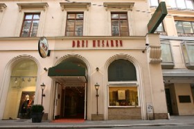 �c�[�E�f���E�h���C�E�t�U�[�����iZU DEN DREI HUSAREN�j�ł̃I�[�X�g���A�����̃C���[�W